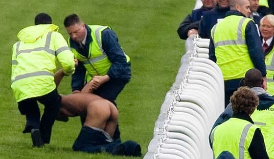 Homem mostra bumbum pra rainha da Inglaterra