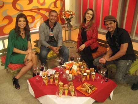 Amanda Françozo recebe o cantor Leo Maia e a atriz Leona Cavali em seu programa