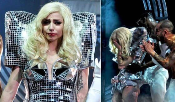 Lady Gaga chora ao receber homenagem em Los Angeles