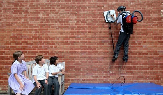 Homem-Aranha: Garoto transforma aspirador em máquina para escalar paredes