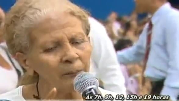 Mulher fica 20 dias sem ir ao banheiro e pede ajuda espiritual; veja vídeo
