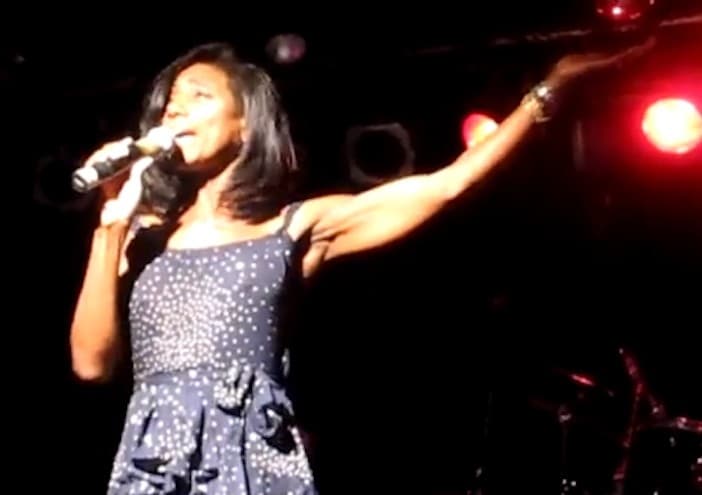 A apresentadora Glória Maria canta em um bar carioca. Veja o vídeo