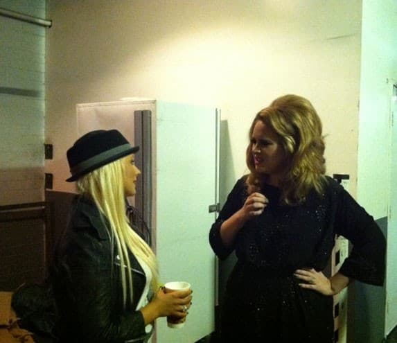 Christina Aguilera publica foto ao lado de Adele no Twitter