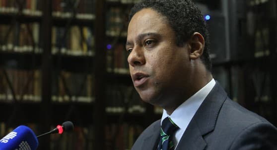 Ministro admite que Fifa pediu mudanças na lei