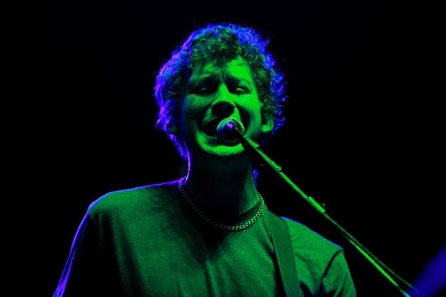 Novo clipe do Foals mostra vocalista da banda andando nu em um deserto