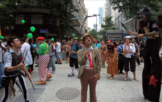 "Palhaceata" leva alegria para ruas do centro do Rio