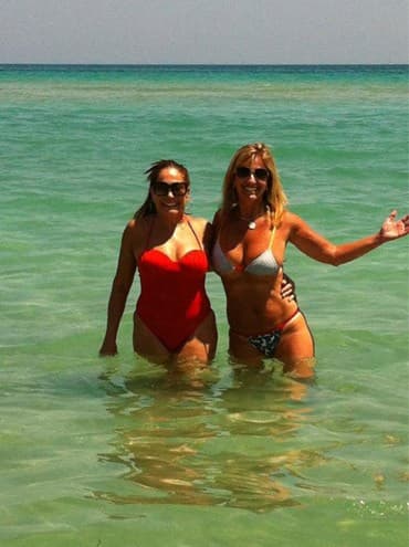 De maiô vermelho, Susana Vieira curte férias em cruzeiro na Flórida