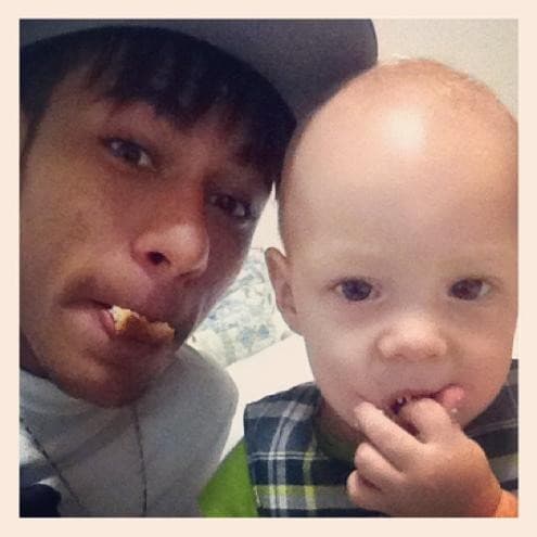 Mãe do filho de Neymar posta foto de Davi Lucca todo sujo de papinha