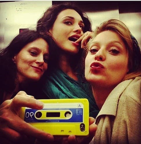 Débora Nascimento posta foto com amigas de Avenida Brasil