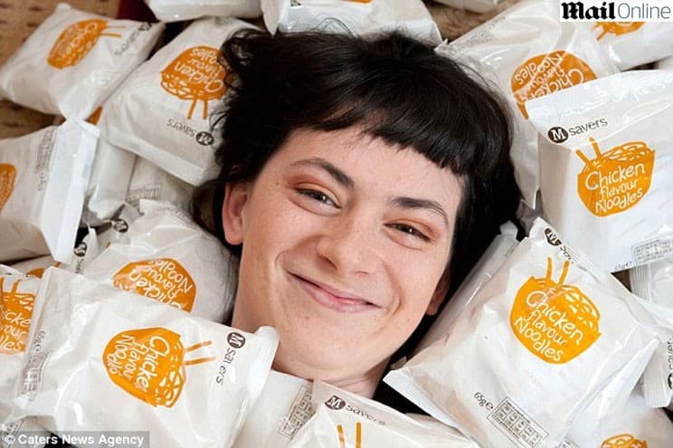Garota britânica se alimenta apenas de macarrão instantâneo há 10 anos