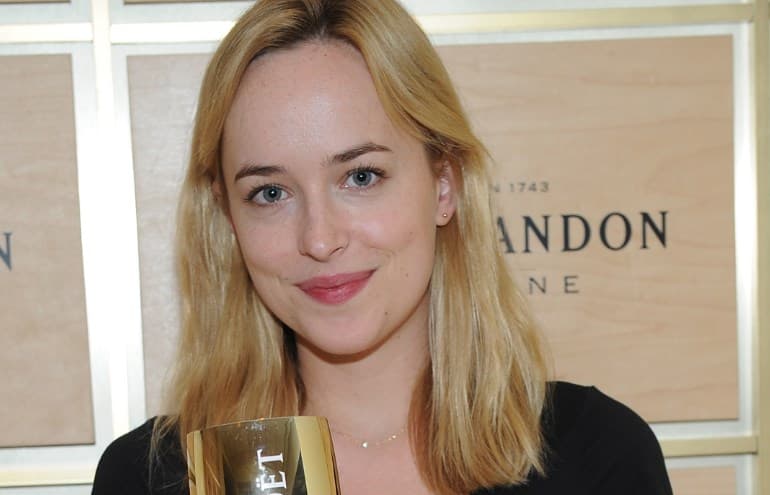 Atriz Dakota Johnson fala sobre Cinquenta Tons de Cinza: 'Incrível história de amor'