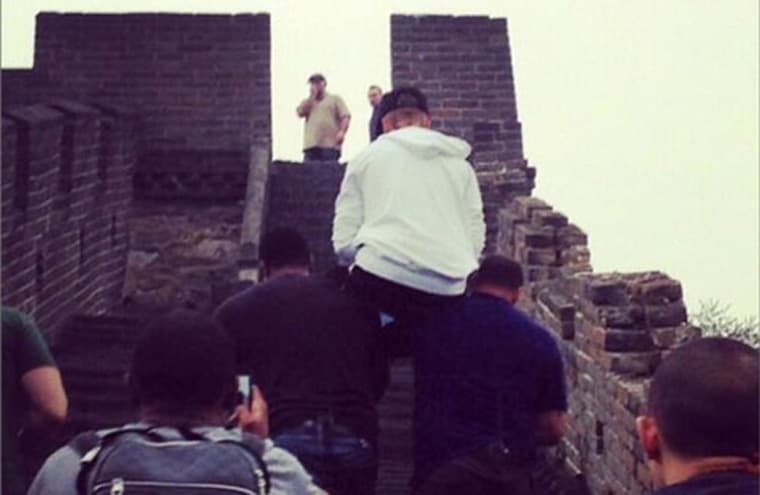 Justin Bieber é carregado nos ombros de seguranças na Grande Muralha da China