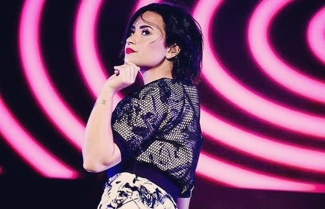No Instagram, Demi Lovato dá um recado super positivo para quem ainda briga com o espelho