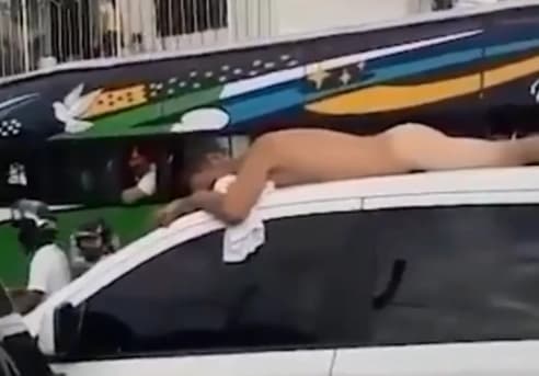 Mulher carrega marido pelado no teto do carro após descobrir traição