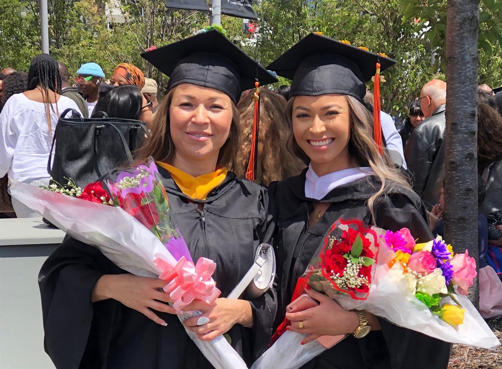Filha e mãe imigrantes colombianas se formam da faculdade juntas