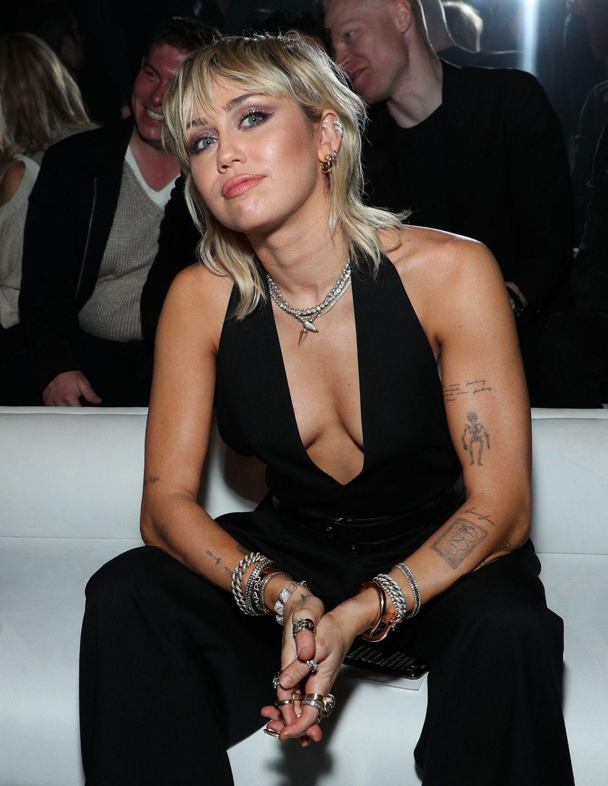 Miley Cyrus não foge de questão sobre quem prefere beijar entre Styles e Bieber