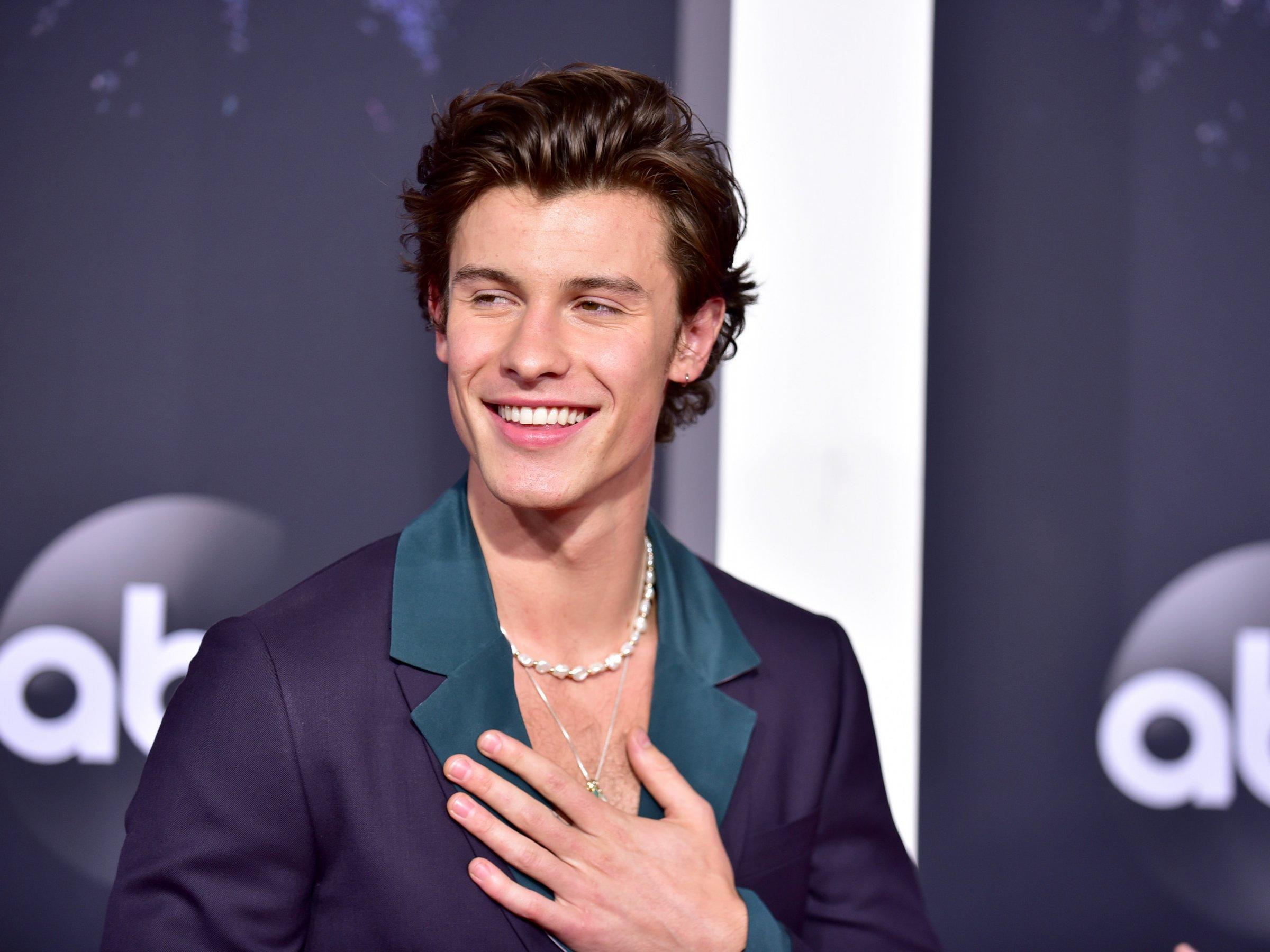 Shawn Mendes repete feito e estreia no topo da parada da Billboard
