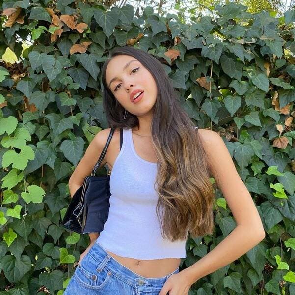Novo fenômeno pop, Olivia Rodrigo estreia direto no topo da parada americana