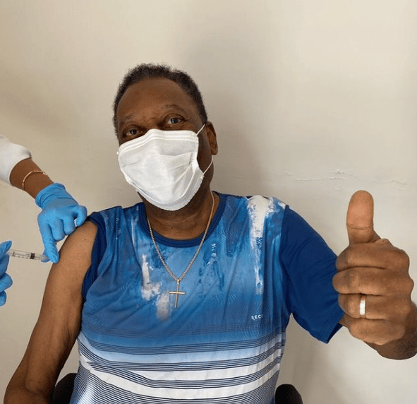 Pelé toma primeira dose da vacina contra Covid-19: 'dia inesquecível'