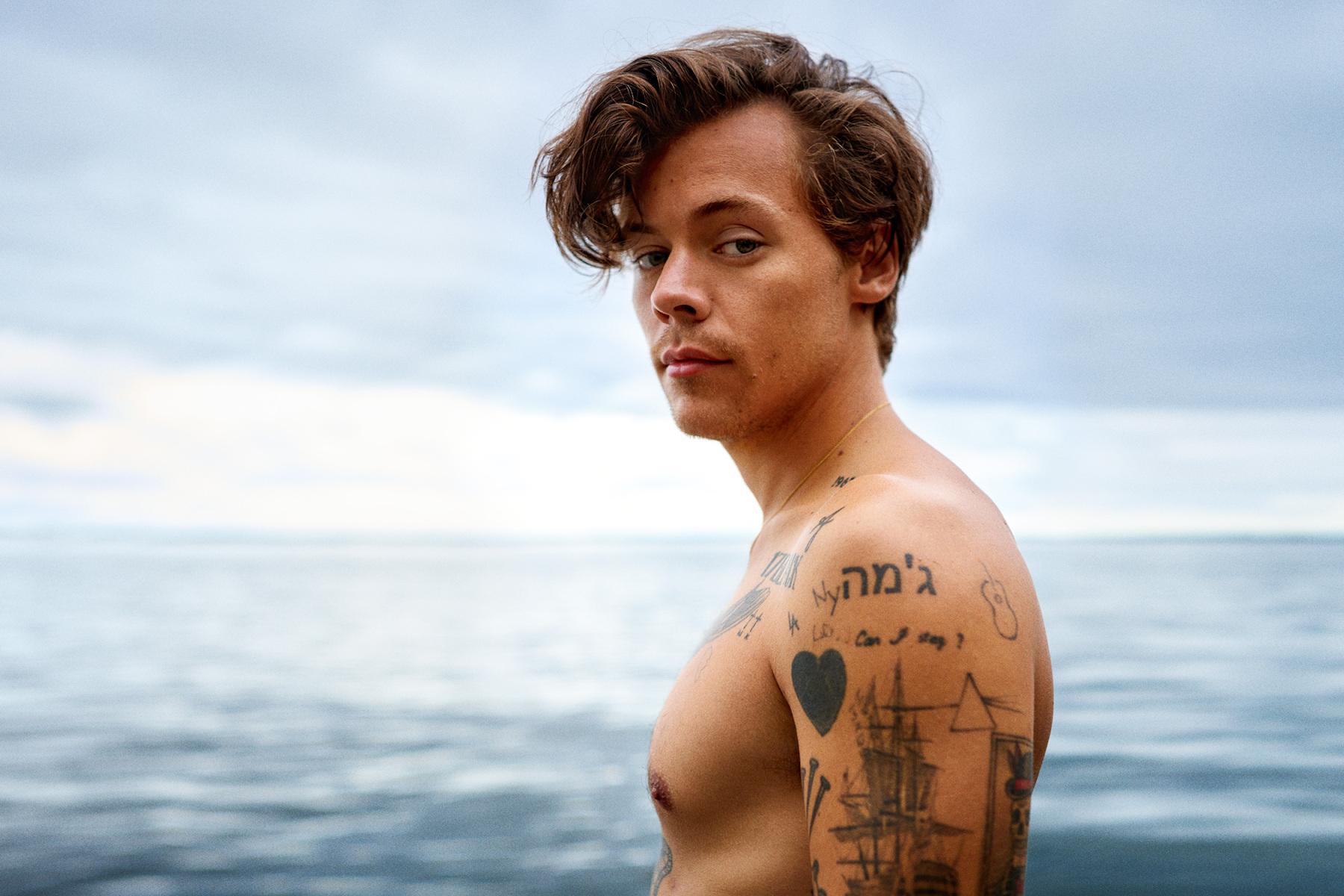 Harry Styles anuncia turnê e novas músicas para este ano