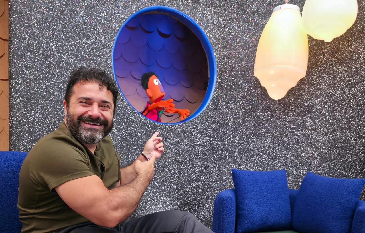 Warley Santana transforma a própria casa em palco para conversas autênticas na internet